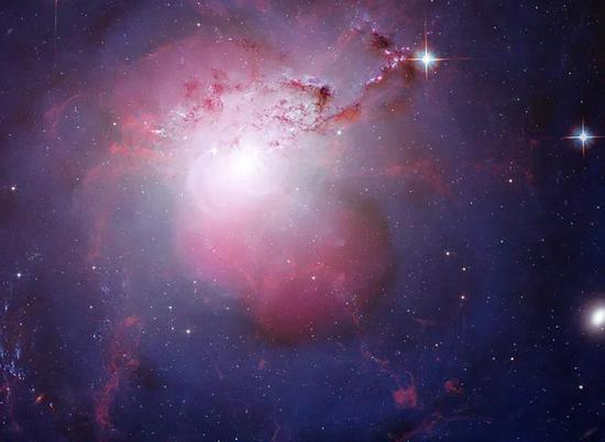 活动星系NGC 1275的中心存在黑洞，因而是著名的无线电源（英仙座A）和X射线源。（X射线波段：NASA/CXC/IoA/A.Fabian et al。；无线电波段：NRAO/VLA/G。 Taylor；光学波段：NASA/ESA/ Hubble Heritage （STScI/AURA） &amp； Univ。 of Cambridge/IoA/A。 Fabian）