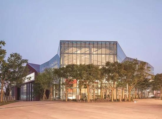 余德耀美术馆保留了飞机制造厂机库大跨无柱的宏伟形态。上海徐汇微信公众号 图