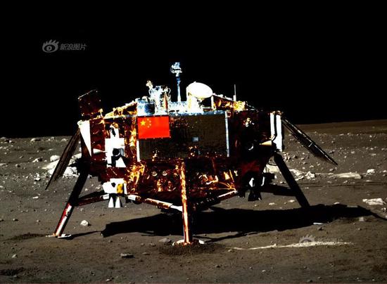 嫦娥三号月球着陆器实景，其上的国旗采用特殊工艺和特殊合成树脂、颜料，可始终保持鲜艳颜色
