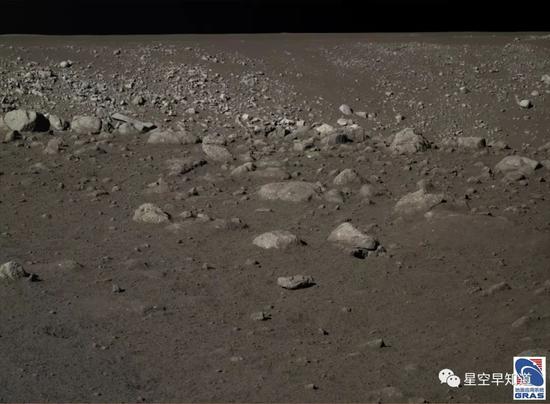 “嫦娥3号”相机拍摄的月球表面环境,远处有一个撞击坑 来源:中科院国家天文台