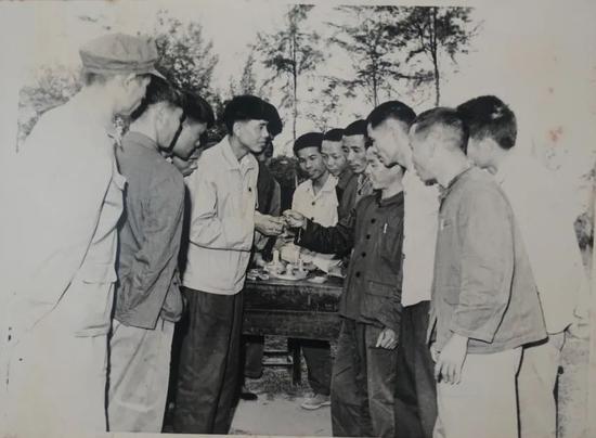 1970年代末、1980年代初医疗小分队在农村进行鼻咽癌普查