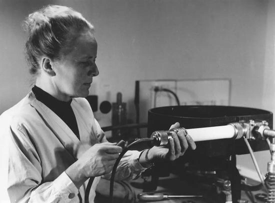 德国化学家伊达·诺达克（Ida Noddack）放弃了化工行业的工作，而投入进寻找新元素的研究，最终与他人共同发现了铼。
