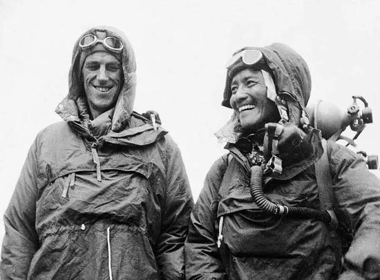 人类第一次正式登顶珠峰——艾德蒙•希拉里（左）向导与丹增•诺盖（右））