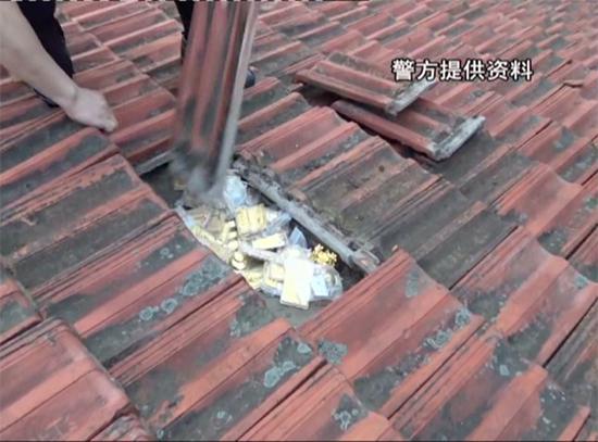 警方在瓦片下找到赃物 警方供图