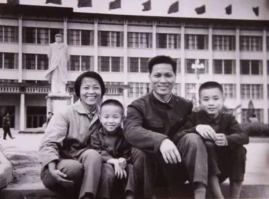 1975年与父母和弟弟在新建北大图书馆前