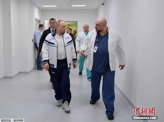 当地时间3月24日,俄罗斯总统普京在莫斯科郊区视察一家治疗新冠肺炎患者的医院。