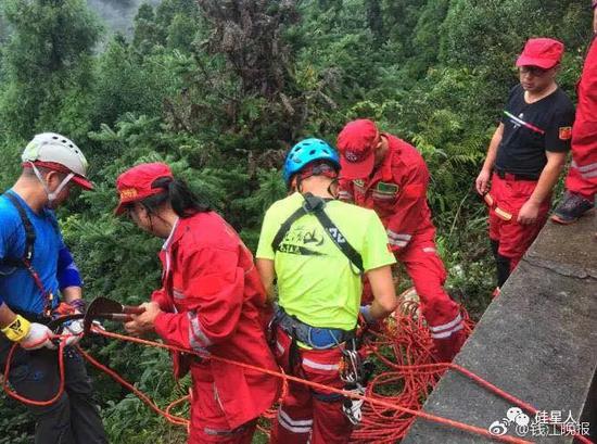 救援人员在事发地搜索遗体，图源：钱江晚报