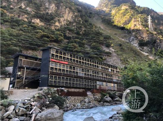 10月31日,位于川西高原深山里依河而建的比特币“矿场”,成排的工业排风扇是其标志。摄影/上游新闻见习记者 胡磊