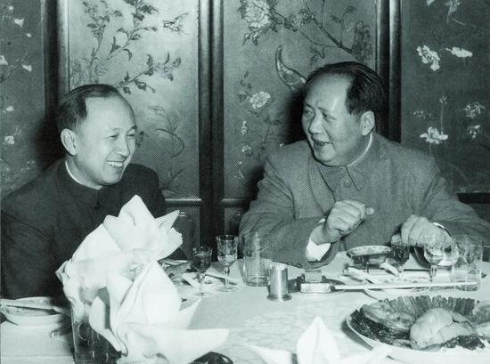 　毛泽东主席与钱学森交谈。