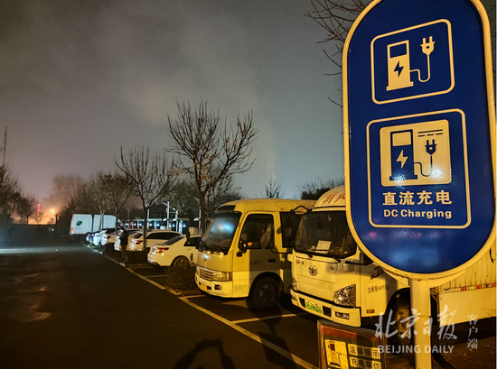 凌晨4点“抢车位”!新能源车冬季充电,挺难!