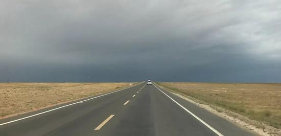 新疆昌吉216国道。2017年8月20日
