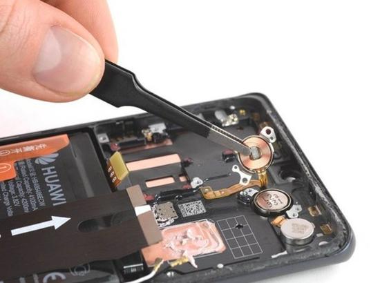 华为P30 Pro的屏幕发声就采用了这个原理(图片来自IFixit)
