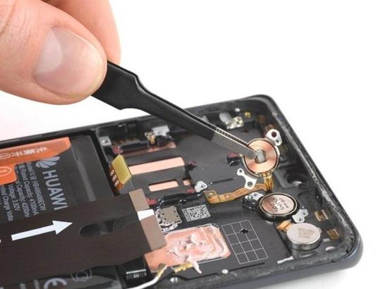 华为P30 Pro的屏幕发声就采用了这个原理（图片来自IFixit）