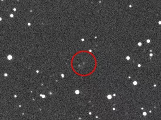 红圈处模糊的天体便是星际彗星C/2019 Q4，它具有怪异的双曲线轨道特征