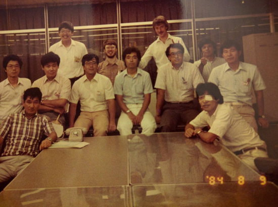 1984年，在日本举行的NUMMI车展上，年轻的John Krafcik（右后）