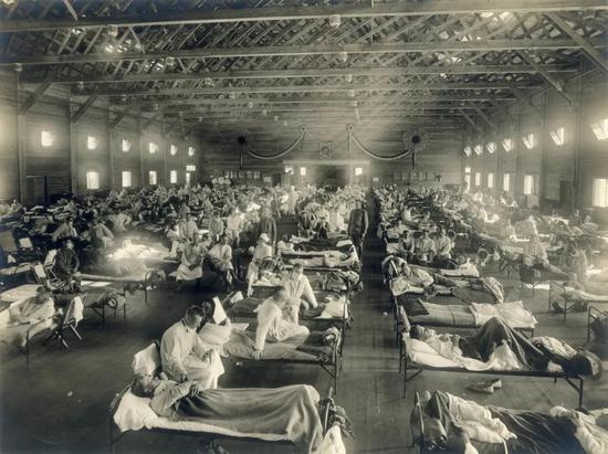 1918年至1919年西班牙流感肆虐全球。图为美国堪萨斯州一家美军医院，首批病例在这里登记。来源：公有领域