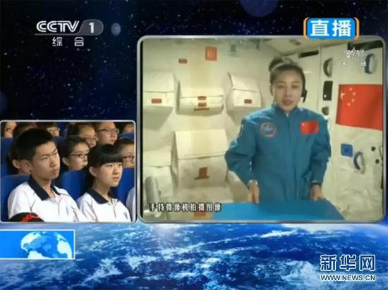天宫一号中的太空授课,图自新华社