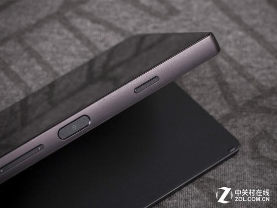 中兴Axon M的电源键和指纹识别键合二为一