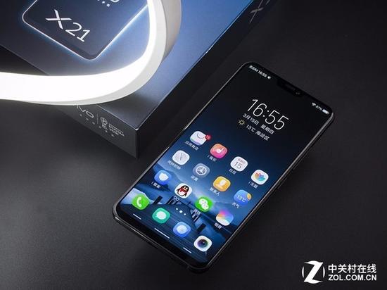 今年首款“刘海屏”手机vivo X21通过“刘海”设计与收窄“下巴”提升屏占比