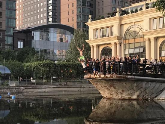 摩拜公司平台上员工“跳河”引发众人围观 薛星星 摄