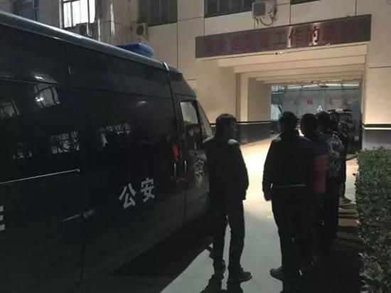 将嫌疑人押解回荆。