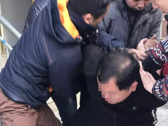 收网打掉犯罪团伙。