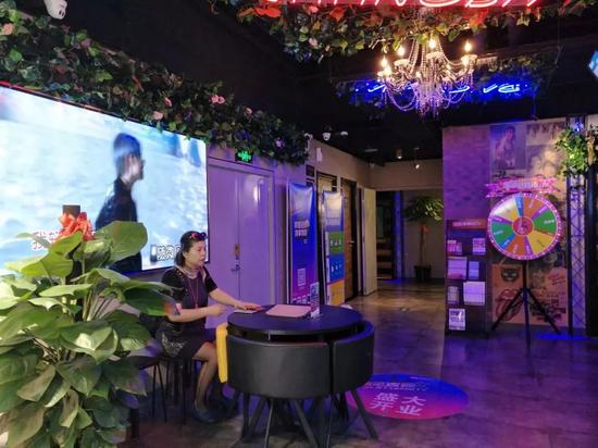 （在唱吧麦颂等候区等候的大妈）