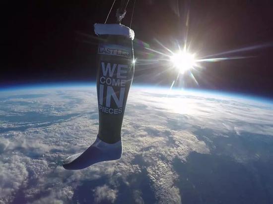 2017年12月16日，Sent into Space 为假肢公司the Last Leg发射了一条“右腿