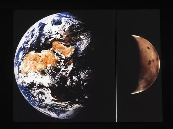 地球与火星的大小对比，图左是地球，图右是火星。