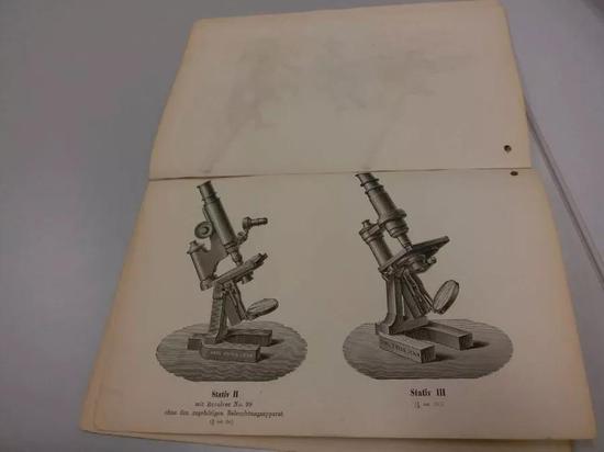 蔡司公司档案馆珍藏的蔡司先生亲自设计的显微镜图稿。