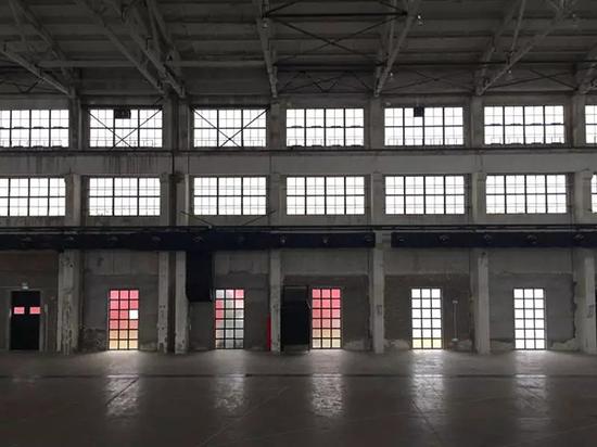 西岸艺术中心完整保留了飞机制造厂组装车间的内部结构。上海徐汇微信公众号 图