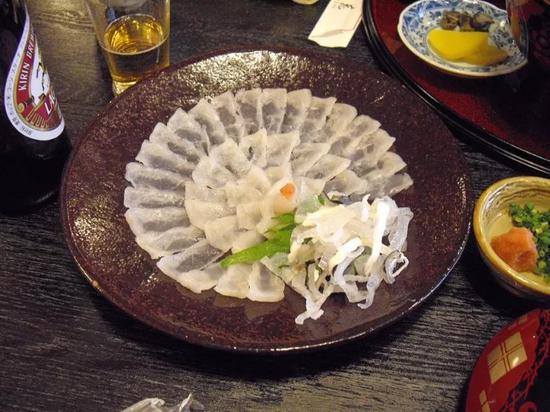 日本典型的河豚鱼肉和鱼皮的刺身拼盘