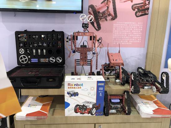 展厅展示的可编程教育机器人。新京报记者 唐亚华 摄