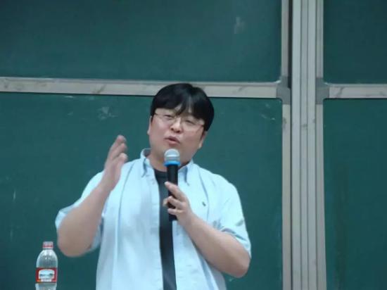 罗老师在新东方课堂上谈笑风生