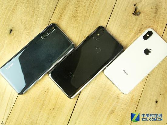 从左到右依次为:荣耀、小米、iPhone