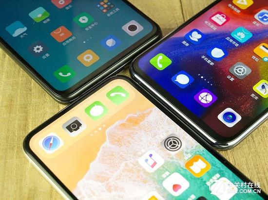 “下巴”对比(右上:荣耀、左上:小米、下:iPhone)