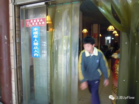 ▲ 未成年人可用“临时身份证”或他人证件进入网吧消费 | 来源：长江商报记者熊辉