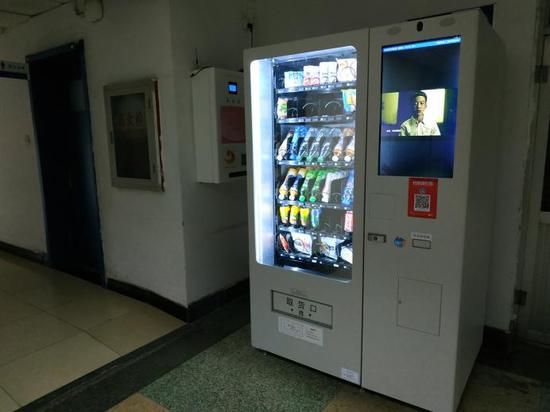 ▲在中国传媒大学校医院，一台自动售卖机最底部，摆放着几盒艾滋病尿液检测包（摄影/何从）
