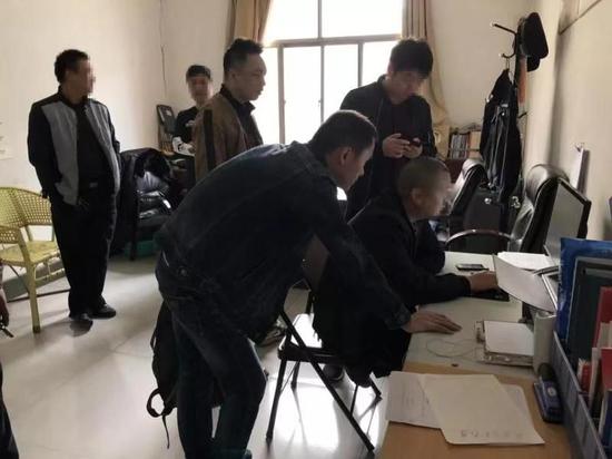 ▲专案民警在某大学进行调查