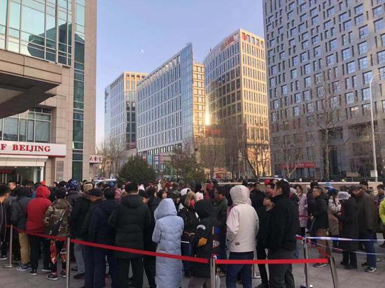 用户在小黄车总部现场办理退押金手续 新京报记者 陈维城 摄