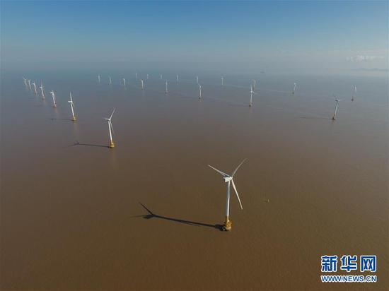 俯瞰上海东海大桥海上风电场（2017年11月2日摄）。 新华社记者 丁汀 摄