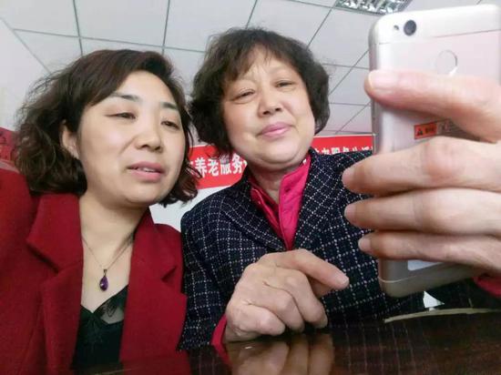 有研讨称,会用智能手机的爸爸妈妈更长命。