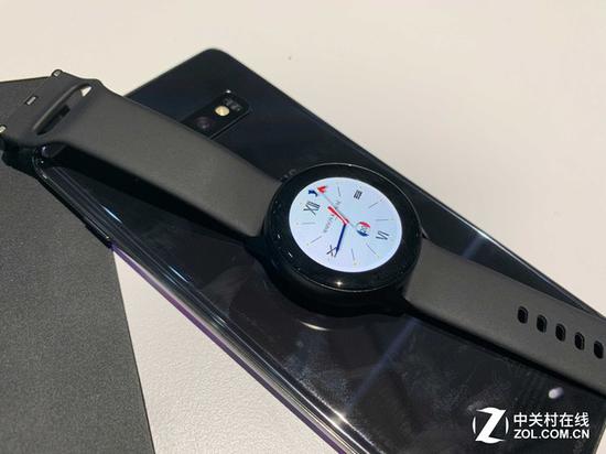 三星Galaxy Watch Active与Galaxy S10无线共享充电