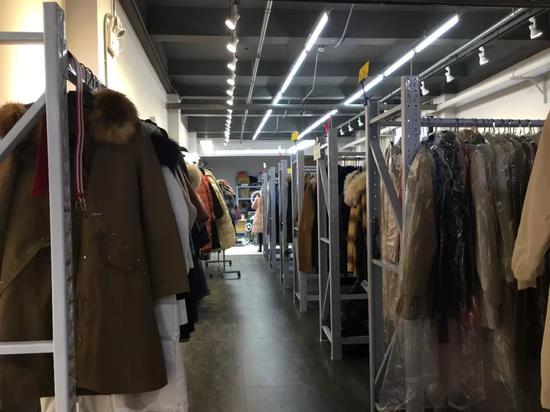 集淘的服装货品存放库 锌财经摄