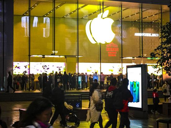 (苹果发布新品,用户来到 Apple Store 购买)