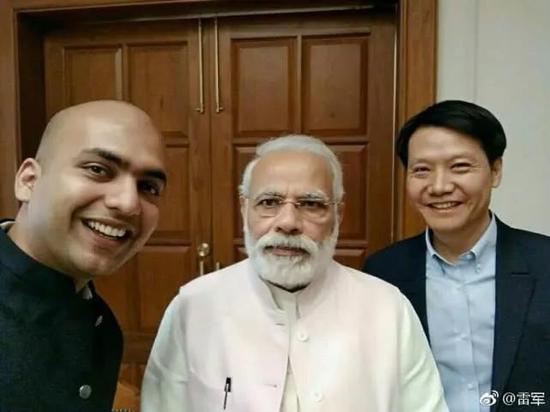 从左到右依次:小米印度负责人Manu Jain,印度总理莫迪,小米创始人雷军