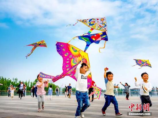 2018年4月拍摄的德阳什邡市北京小学学前班孩子们在雍湖公园春游。 贾跃红 摄