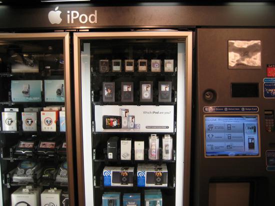 ▲ iPod 也曾有过自动售货机,但这并不是苹果自家的项目