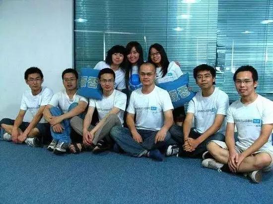饭否合影/图源:《TMD创始人的爱情故事:谁说宅男没有春天?》,公众号“IT爆料汇”。