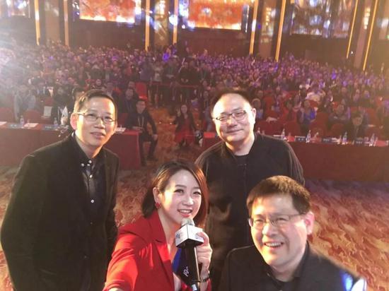 2016年1月22日新榜大会上的罗振宇和吴晓波（后排）